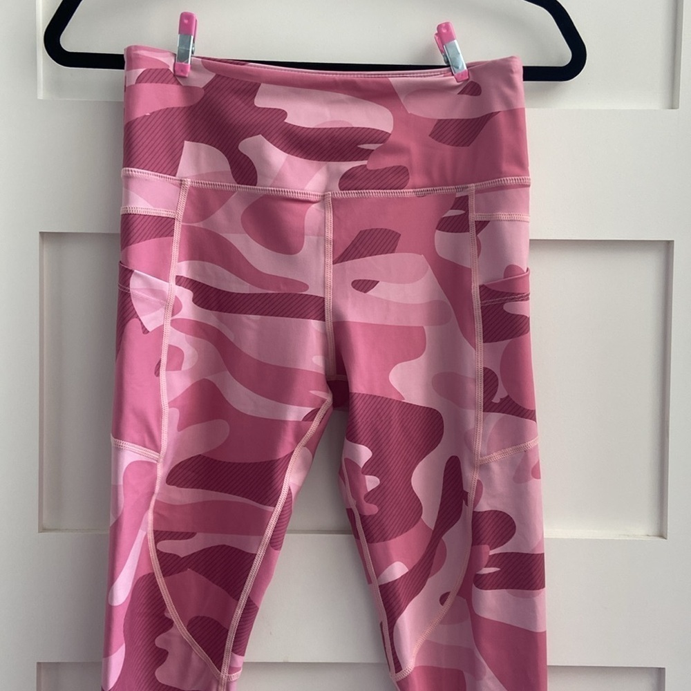 Zyia light and tight pink camo crops​​​​​​​ - Picture 2 of 5